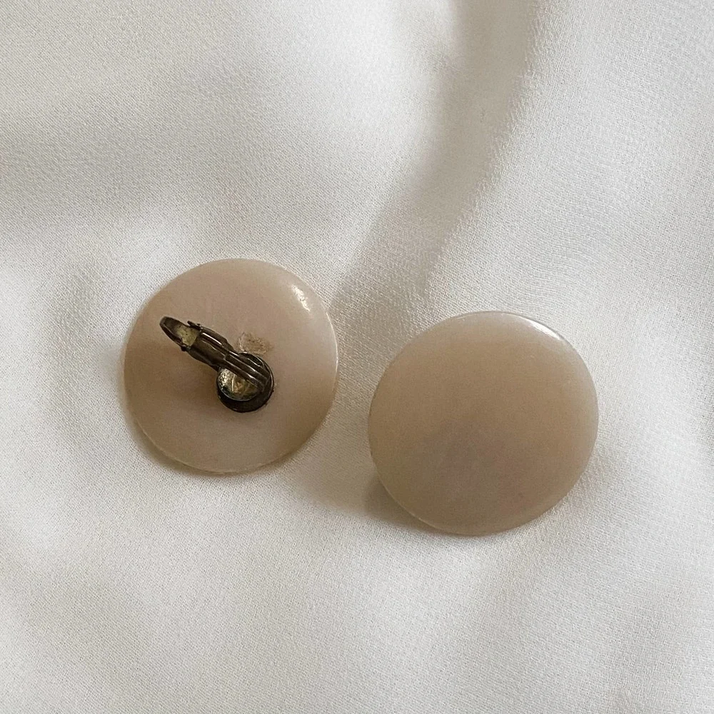 VTG Soft Beige Neutral Circle Clip Earrings - Picture 2 of 6